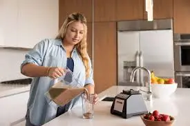 mulher fazendo shake substituto de refeição