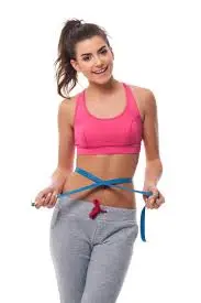 Mulher sorridente e confiante, celebrando o sucesso do emagrecimento saudável e definitivo.